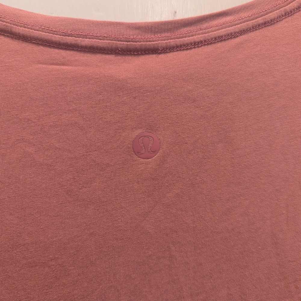 Women’s Lululemon coral crewneck tee Size Med - Picture 3 of 4
